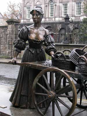 molly malone statue at Grafton Street Dublin