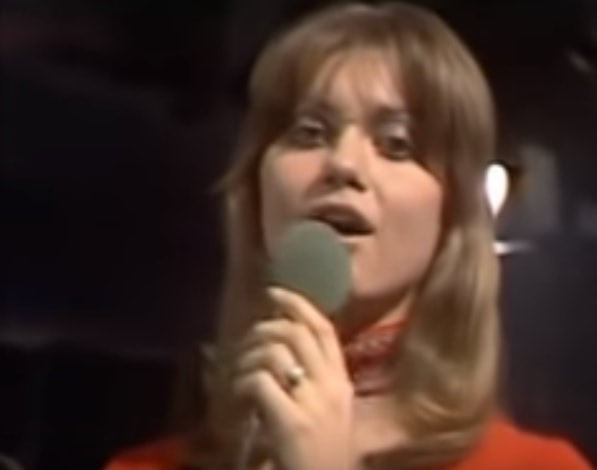 Olivia Newton John singing the banks of the Ohio in 1971