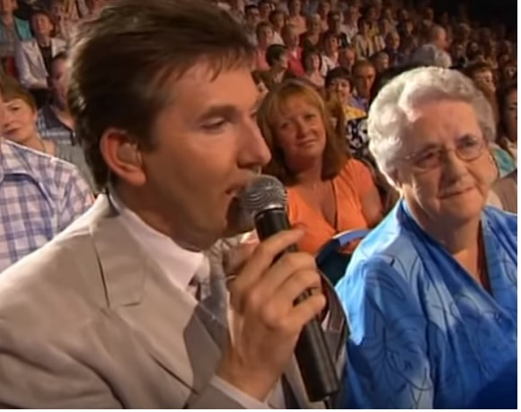 Daniel O'Donnell singing to his mother